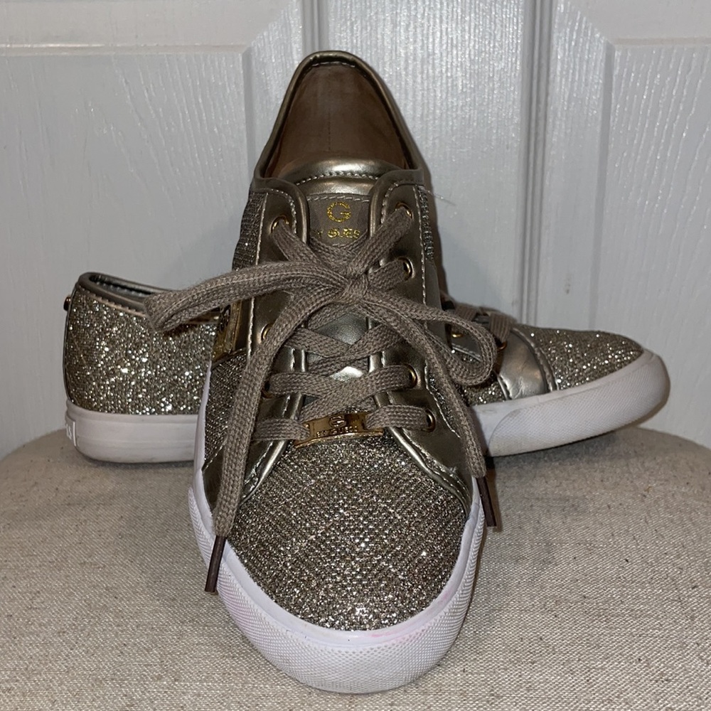 Like new Gold Ggomerica low top Sneakers by Guess size 9.5M